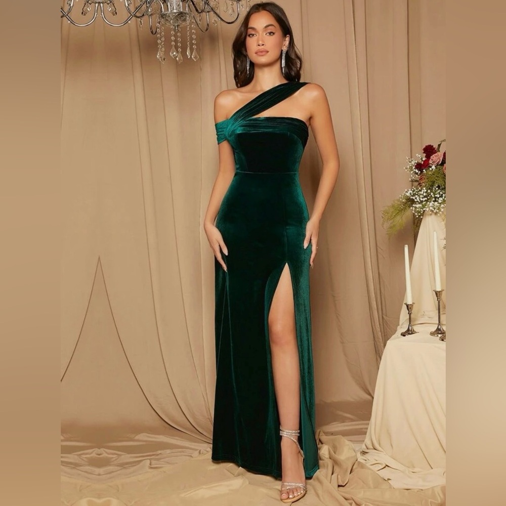 Elegant Dark Green Velvet Asymmetrical Dress Size Medium 💚